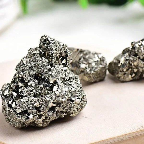 Naturliga pyritstenar med glittrande yta, perfekta för dekoration eller vetenskaplig samling.