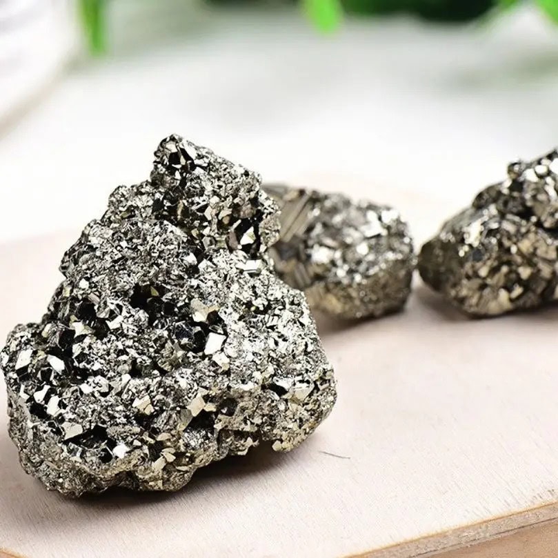 Naturliga pyritstenar med glittrande yta, perfekta för dekoration eller vetenskaplig samling.
