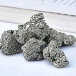 Rå pyritsten med glänsande metallisk yta, idealisk för samling eller vetenskaplig dekoration.