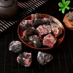 Rå rubin, naturlig och ofiltrerad sten, perfekt för dekoration eller mineralsamling.