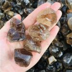 Naturliga kvartsstenar, perfekta för inredning eller mineralinsamling. Varje sten har unika färger och texturer, perfekta för mineralentusiaster.