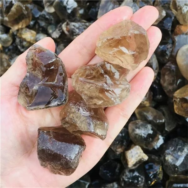 Naturliga kvartsstenar, perfekta för inredning eller mineralinsamling. Varje sten har unika färger och texturer, perfekta för mineralentusiaster.