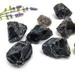 Rå svart obsidian, naturlig sten för dekoration eller vetenskaplig insamling.