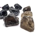 Rå naturliga stenar, perfekta för inredning eller mineralinsamling, med en variation av färger och autentiska texturer.