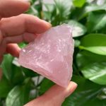 Rå rosa kvarts, naturlig rosa kristall, halvädelsten för dekoration och healing.