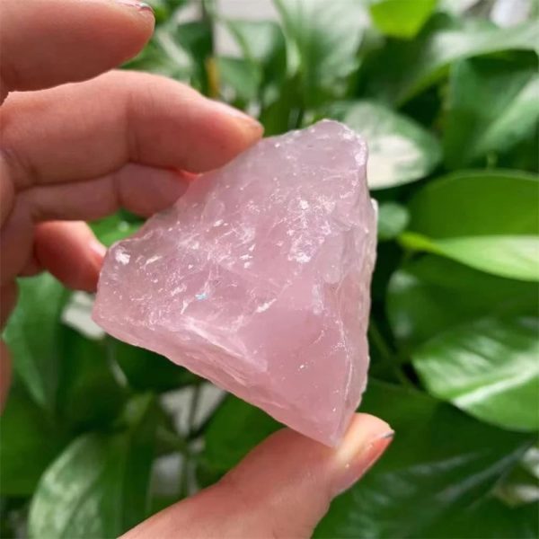 Rå rosa kvarts, naturlig rosa kristall, halvädelsten för dekoration och healing.