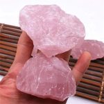 Rå rosa kvarts, naturlig dekorativ sten för inredning eller trädgård, som ger mjukhet och harmoni till ditt utrymme.
