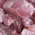 Bit av rå rosa kvarts, halvädelsten i mjuka rosa nyanser, idealisk för dekoration eller healing.