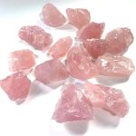 Rå rosa kvarts, rosa kristaller för dekoration och healing.