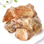 Rå rosenkvarts, naturlig sten för inredning eller mineralsamling.