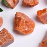 Rå Himalayasalt, orange-rosa kristaller, används för dekoration och matlagning.