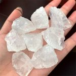 Rå vit kvarts, naturliga kristaller för dekoration, insamling eller vetenskapligt bruk. Idealisk för mineral- och inredningsentusiaster.