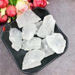 Rå vita kvartsstenar för dekoration och meditation.