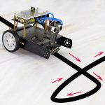 Programmerbar utbildningsrobot med sensorer och hjul för lärande av robotik och programmering.
