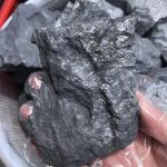Rå svart meteoritsten, grov och naturlig textur. Perfekt för vetenskaplig dekoration eller som unikt samlarobjekt.