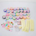 Slime-modellera med flera färgglada burkar, tillbehör, pärlor och etiketter för att skapa slime. Perfekt för kreativa aktiviteter och lekar för barn.