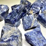 Rå sodalitstenar, perfekta för inredning eller mineralinsamling. Varje sten har djupa blå nyanser med karakteristiska vita ådror.