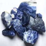 Naturlig rå sodalit, dekorativ och mineralisk sten.