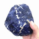 Rå lapis lazuli, naturlig blå sten med vita ådror, perfekt för vetenskaplig dekoration eller insamling.