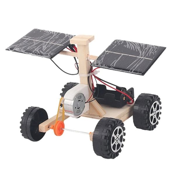 Solfordon med solpaneler, elektrisk motor och hjul, utformat för lärande om solenergi och robotik.