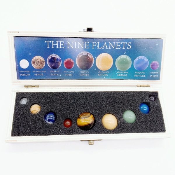 Objektshållare med nio miniatyrplaneter som representerar Merkurius, Venus, Jorden, Mars, Jupiter, Saturnus, Uranus, Neptunus och Pluto.