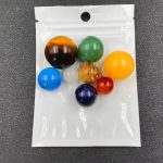 Flerfärgade glaskulor i en plastpåse, används som dekorativa objekt eller för utbildningsspel.