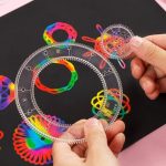 Transparent geometrisk chip med färgglada mönster för pedagogiska och kreativa aktiviteter.