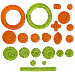 Vetenskapliga spelringar och delar i orange och grönt plast.