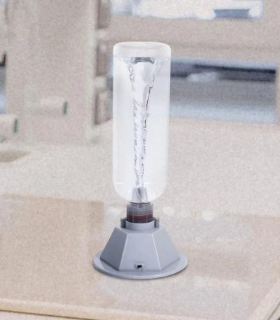Laboratorieanordning med elektrolysator och bubbelgenerator för vetenskapliga experiment.