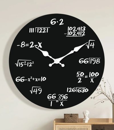 Väggklocka med design med siffror och matematiska formler, originaldekoration för ett vetenskapligt eller pedagogiskt utrymme.