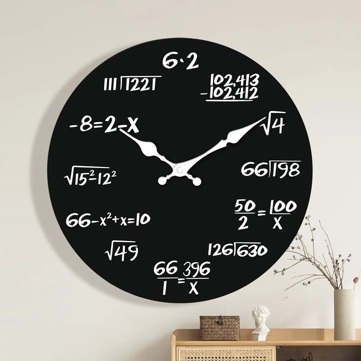 Väggklocka med design med siffror och matematiska formler, originaldekoration för ett vetenskapligt eller pedagogiskt utrymme.