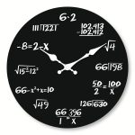 Dekorativ klocka med siffror och matematiska formler, perfekt för vetenskaps- och matematikentusiaster, som ger en pedagogisk touch till ditt hem.