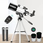 Astronomiskt teleskop med tillbehör för himmelsobservation, inklusive ett teleskop, fjärrkontroll och olika okular, idealiskt för amatörastronomi och nattobservation.