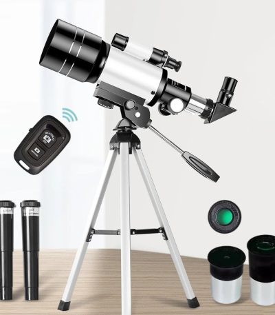 Astronomiskt teleskop med tillbehör för himmelsobservation, inklusive ett teleskop, fjärrkontroll och olika okular, idealiskt för amatörastronomi och nattobservation.