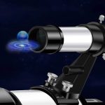 Astronomiskt teleskop med projektion av jorden och rymden, idealiskt för stjärn- och planetobservation, perfekt för astronomientusiaster.