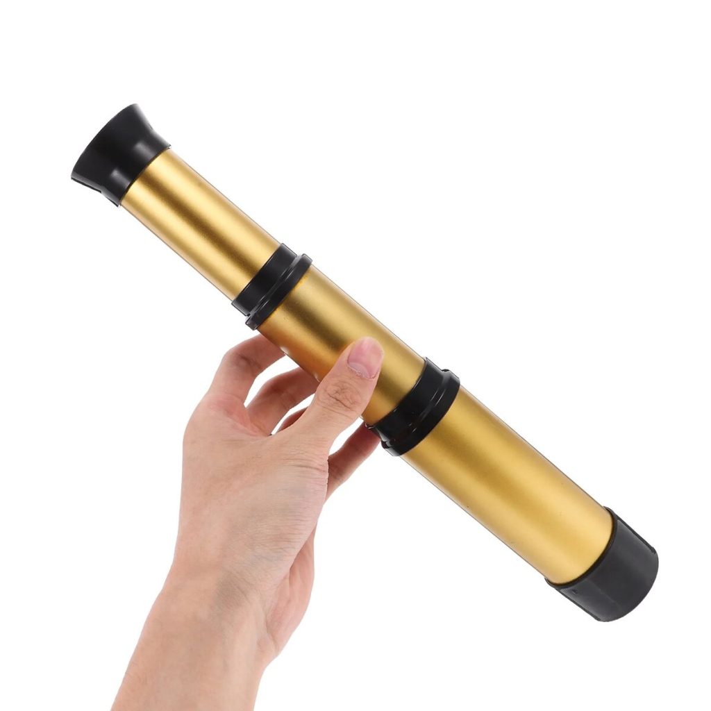 Illustration av en gyllene astronomisk kikare som hålls av en hand, idealisk för vetenskaplig dekoration eller som samlarobjekt.
