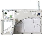 Vetenskaplig maskinpanel med glaselement, elektroniska komponenter och metallstrukturer, som illustrerar en laboratorie- eller experimentanordning.
