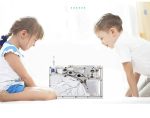 Två barn, en flicka och en pojke, utforskar en vetenskaplig monter med instrument och föremål relaterade till vetenskap, i en ljus och pedagogisk miljö.