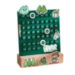 Utbildningskalender för barn med dagar, datum, månader, figurs illustrationer och vetenskapliga och lekfulla dekorationsinslag.