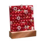 Adventskalender i form av kaniner och tulpaner, säsongsdekoration, med dagar och månader för att räkna ner till jul.