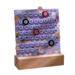 Magnetisk kalender för barn med färgglada dagar och datum.