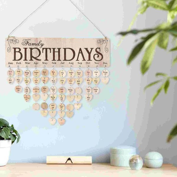 Familjekalender i trä med födelsedagar, inredning för att fira familjehändelser.