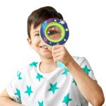 Förstoringsglas för barn med rymdmönster, idealiskt för att upptäcka världen och stimulera vetenskaplig nyfikenhet hos unga utforskare. Perfekt för lekfullt och pedagogiskt lärande.