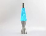 Sänglampa med blå Lava-lampa med metallbas, som sprider ett lugnande blått ljus, idealisk för modern och vetenskaplig dekoration.