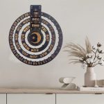 Klocka med månkalender och säsongsvisning i trä, väggdekoration för ett modernt och elegant inre.