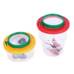 Plastförstoringsglas med fjäril för vetenskaplig observation.