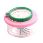 Förstoringsglas med plastspindel, perfekt för observation av små insekter eller objekt, med en färgglad ram i rosa och grönt, och ett genomskinligt fack.