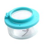 Kompakt mikroskopförstoringsglas med turkos plastfodral, perfekt för vetenskaplig observation på språng eller för utbildning.