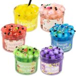 Sortiment av färgglada slimeburkar med geléfrukter, perfekta för dekoration eller lek, i klara färger som gul, rosa, blå, grön, lila och röd.