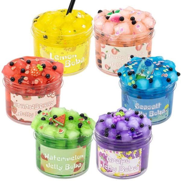 Sortiment av färgglada slimeburkar med geléfrukter, perfekta för dekoration eller lek, i klara färger som gul, rosa, blå, grön, lila och röd.
